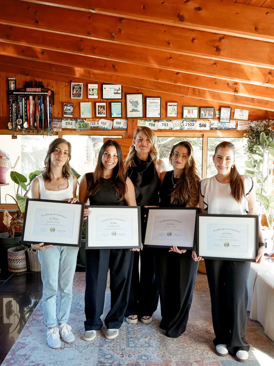 Alunos da Academy com os seus certificados