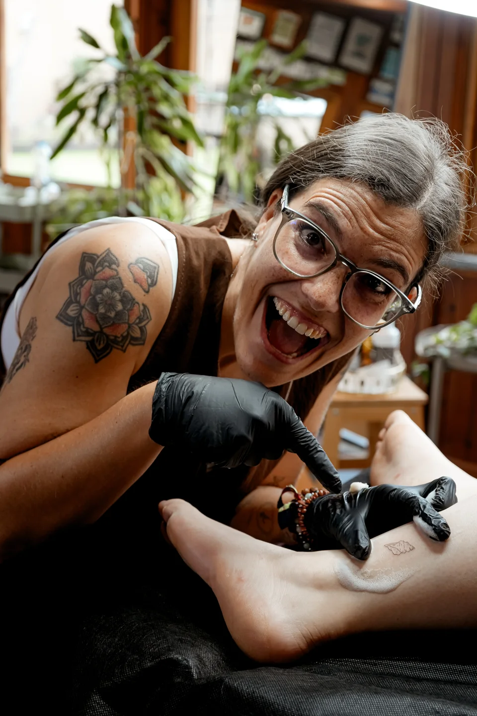 Uma primeira tatuagem, acompanhada.