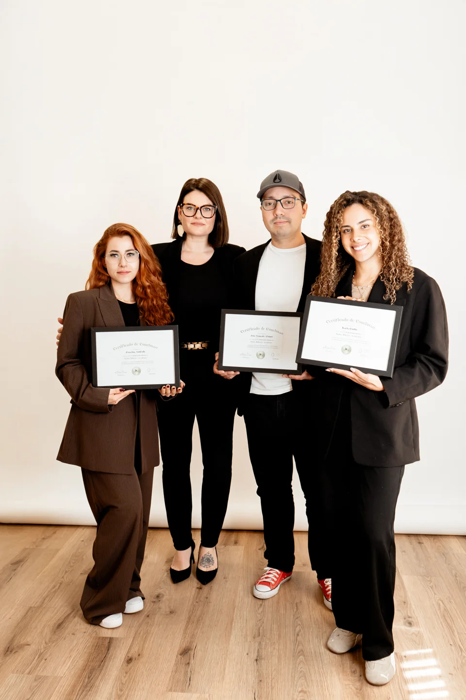 Alunos da Academy com os seus certificados.
