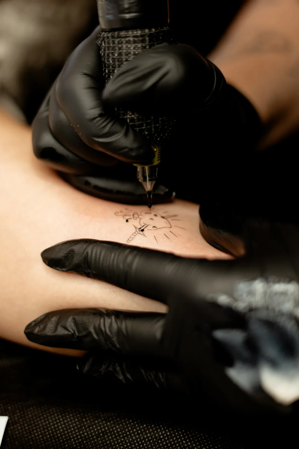 Prática e tatuagens realizadas por alunos da Academy.