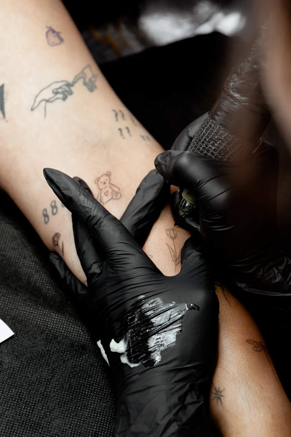 Prática e tatuagens realizadas por alunos da Academy.