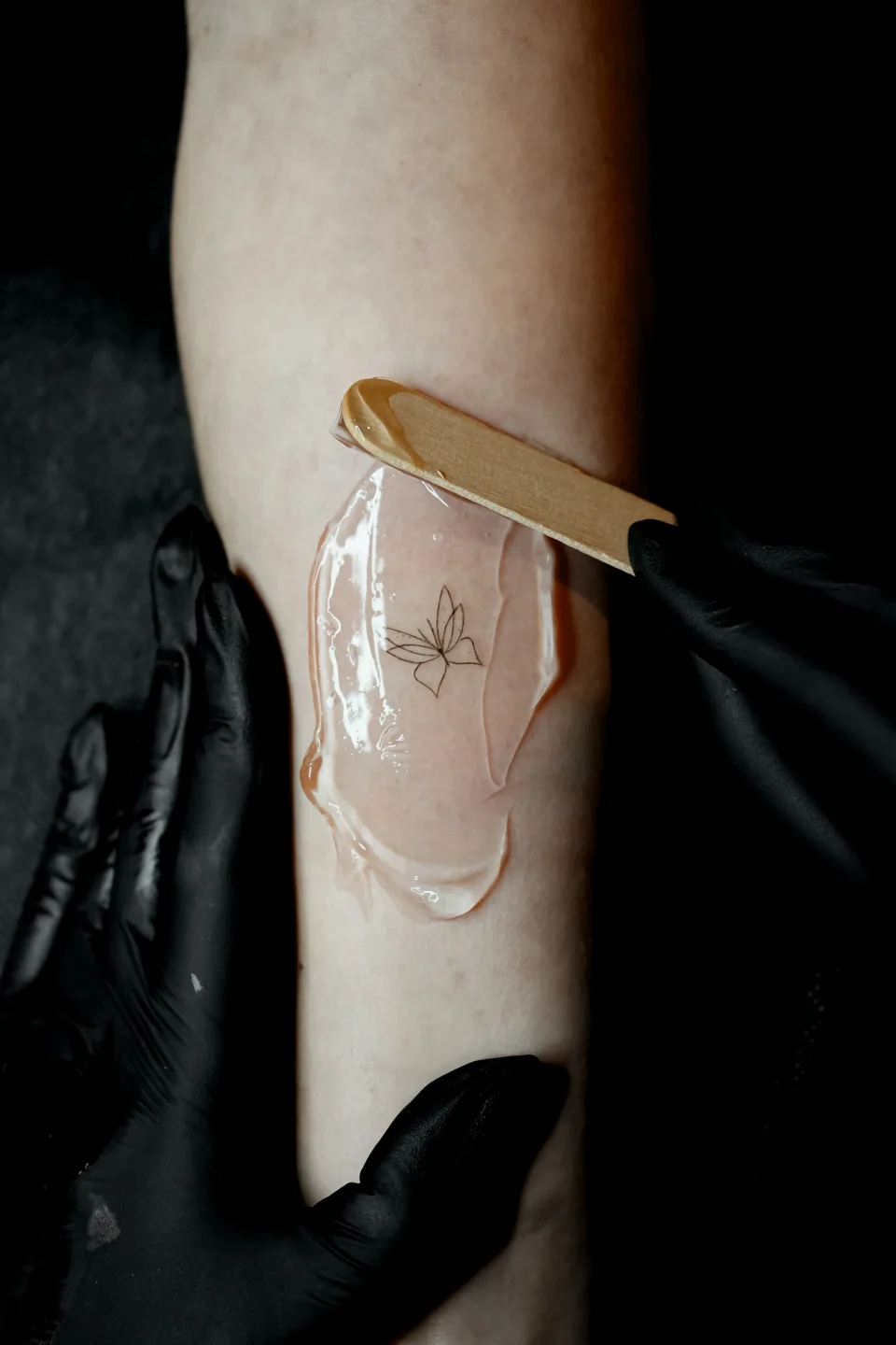 O detalhe de uma tatuagem de linha fina, após a prática.
